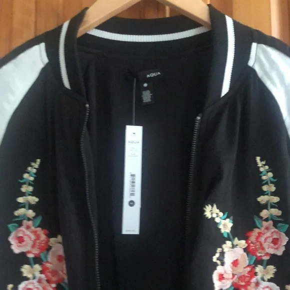 Embroidered baseball style jacket. White/black w/ gorgeous floral embroidery - Picture 5 of 13